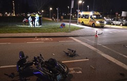 Snorfietser gewond bij aanrijding met taxi in Arnhem
